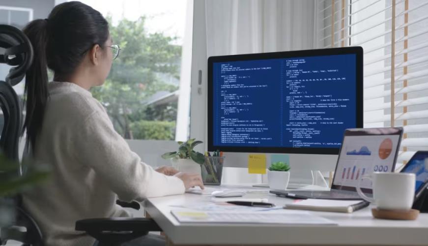 喀喇沁左翼软件开发公司实战建议:网站赋能,为何必须接入支持机器人?
